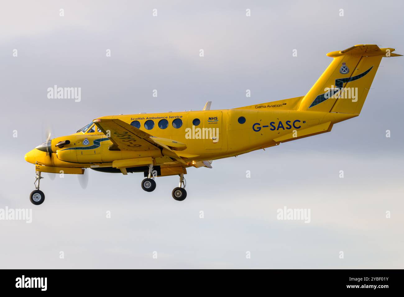 G-SASC Scottish Ambulance Service exploité par Gama Aviation Beechcraft King Air 200 Landing à l'aéroport d'Édimbourg Banque D'Images