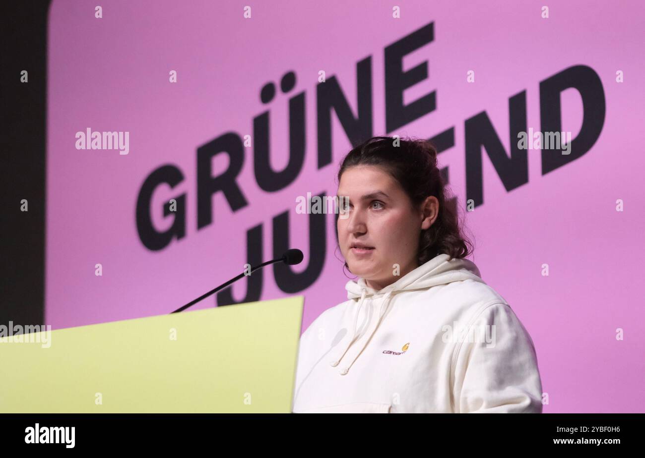 Leipzig, Allemagne. 18 octobre 2024. Katharina Stolla, l'une des précédentes porte-parole fédérales de la Jeunesse verte, prend la parole dans la salle du congrès fédéral de l'organisation jeunesse. Entre autres choses, un nouveau conseil sera élu lors de la réunion de trois jours. Crédit : Sebastian Willnow/dpa/Alamy Live News Banque D'Images