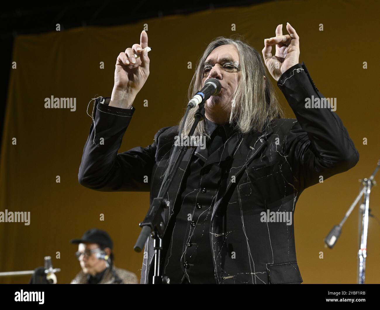 Prague, République tchèque. 18 octobre 2024. La chanteuse Blixa Bargeld se produit au concert du groupe allemand Einsturzende Neubauten, à Prague, en République tchèque, le 18 octobre 2024. Crédit : Michal Krumphanzl/CTK photo/Alamy Live News Banque D'Images