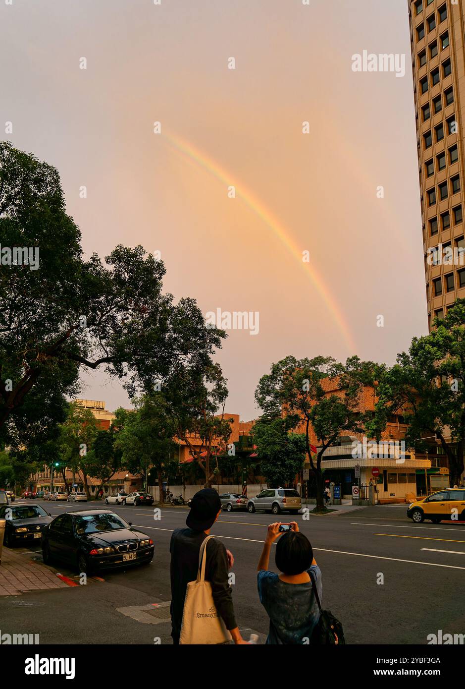 Taipei, 13 juin 2014 - paysage de rue avec bel arc-en-ciel dans le ciel Banque D'Images