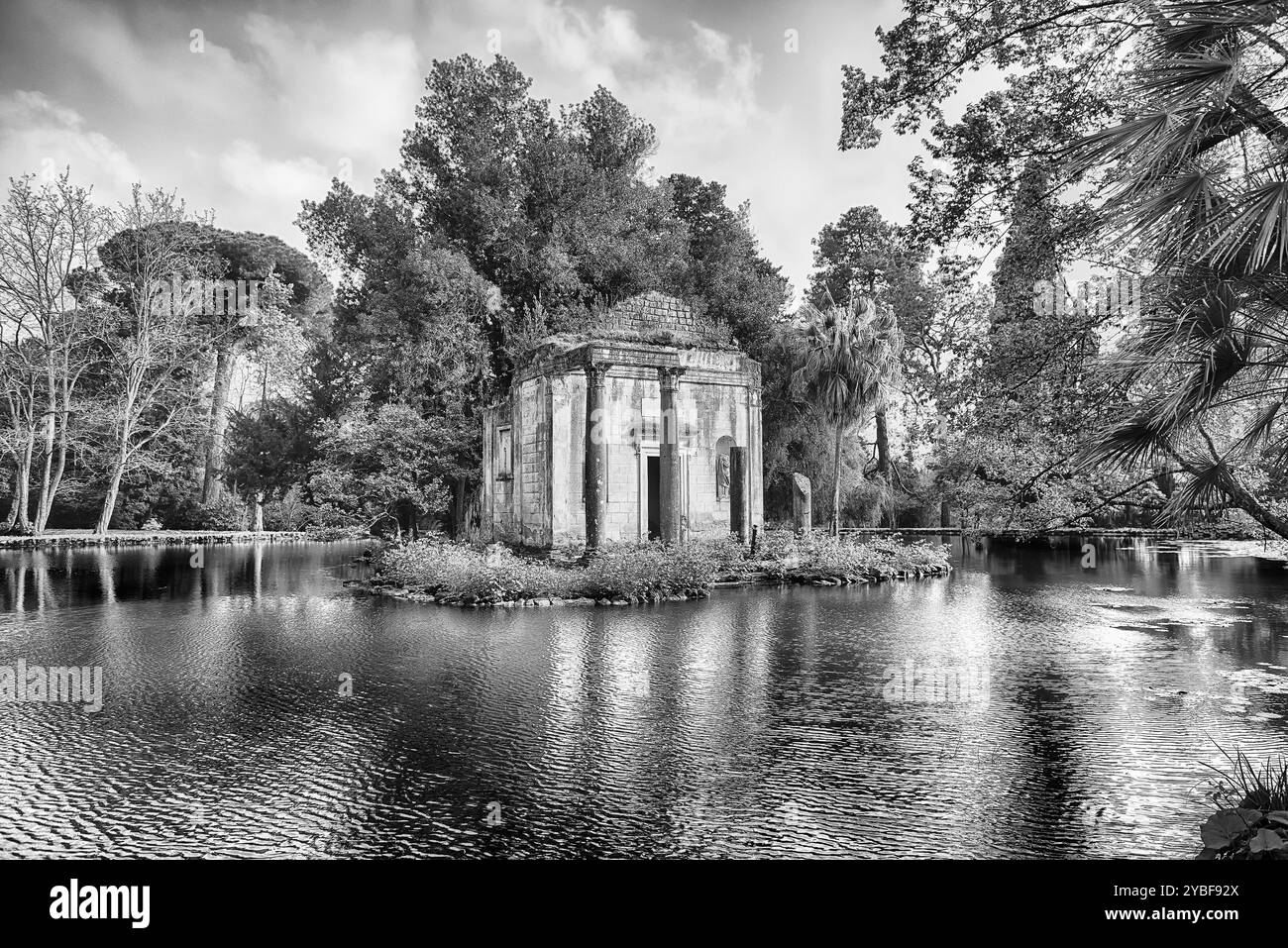 CASERTE, ITALIE - 1er AVRIL 2024 : vue sereine sur un vieux belvédère sur une petite île entourée par la beauté naturelle du Palais Royal de la garde de Caserte Banque D'Images