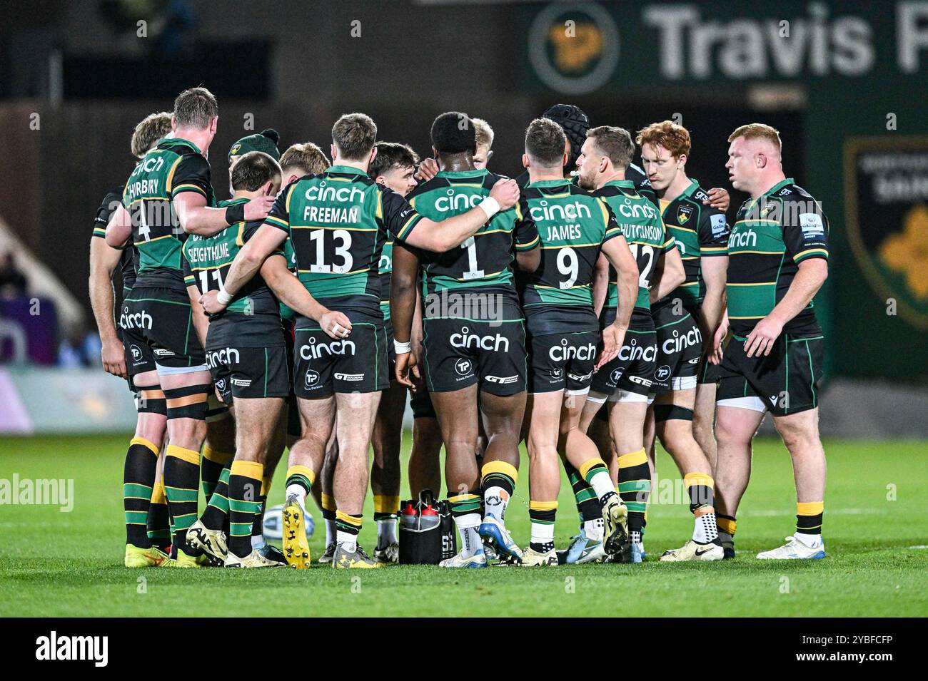 Franklins Gardens, Northampton, Royaume-Uni. 18 octobre 2024. Gallagher Premiership Rugby, Northampton Saints versus Sale Sharks ; les joueurs des Northampton Saints se regroupent lors d'un arrêt de blessure crédit : action plus Sports/Alamy Live News Banque D'Images