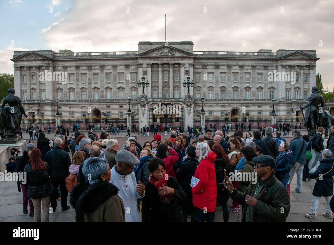 Les touristes du monde entier s'arrêtent devant le palais de Buckingham. Londres, Angleterre, Grande-Bretagne, Royaume-Uni Banque D'Images