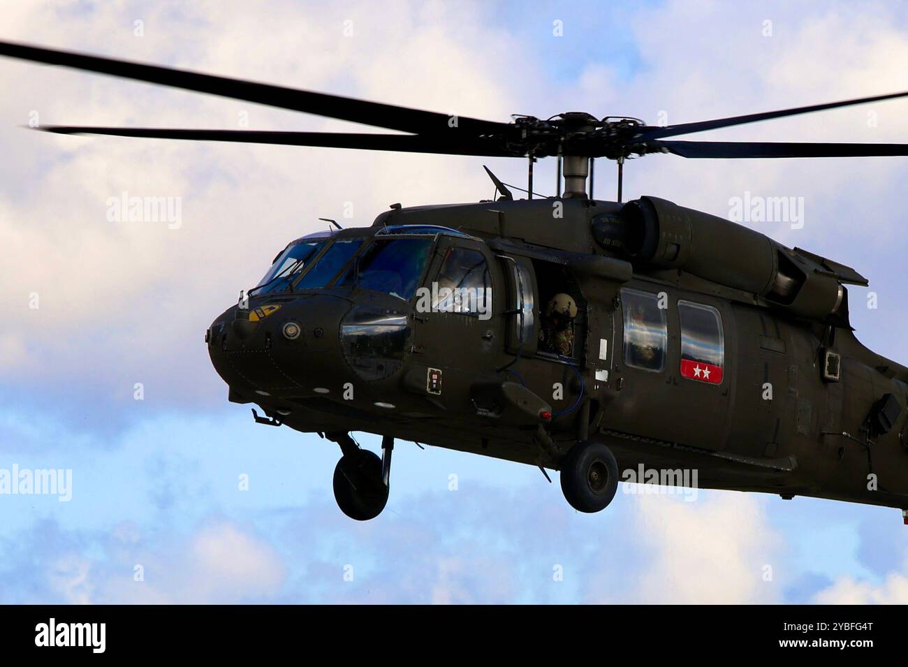 Un Black Hawk UH-60 de l'armée américaine piloté par des soldats affectés à la Compagnie Alpha, 2e bataillon d'aviation de soutien général, 227e régiment d'aviation, 1re brigade de calvaire aérienne, 1re division de cavalerie, transporte le Major Gen. Thomas Felty, commandant de la 1re division de cavalerie à un événement d'entraînement organisé par l'équipe de combat de la 3e brigade blindée, 4e division d'infanterie au centre d'entraînement au Drawsko, Pologne, 15 octobre 2024. 3rd ABCT, 4th ID est parmi d'autres unités affectées à la 1st Cavalry Division, travaillant fièrement aux côtés des alliés de l'OTAN et des partenaires de sécurité régionale pour fournir des forces crédibles au combat au V corps, la fourche de l'Amérique Banque D'Images
