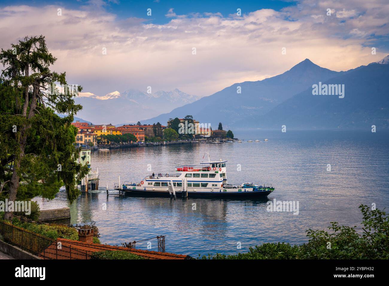 Ferry sur le lac de Côme, Italie avec des montagnes enneigées en arrière-plan Banque D'Images Ferry sur le lac de Côme, Italie avec des montagnes enneigées en arrière-plan Banque D'Images