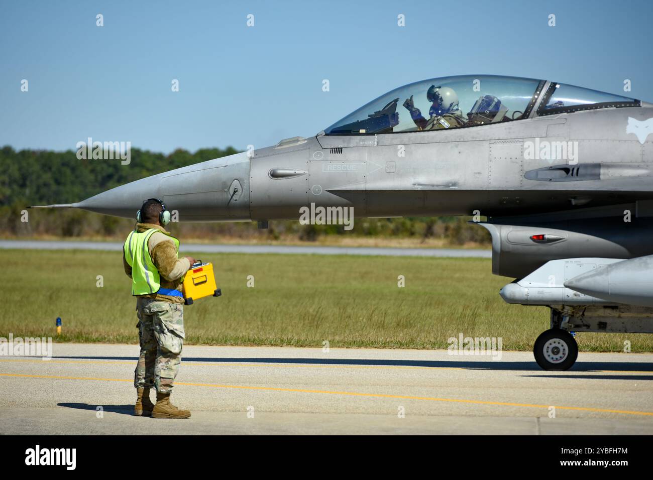 Un avion de chasse F-16-Fighting Falcon de l'US Air Force affecté à la 169th Fighter Wing subit des tests avec des récepteurs d'avertissement radar lors d'une inspection de préparation au combat à la McEntire joint National Guard base, Caroline du Sud, Oct. 17, 2024. L’inspection évalue l’état de préparation de l’escadre à répondre à des menaces proches des pairs à un moment donné pour défendre notre sécurité nationale. (Photo de la Garde nationale aérienne des États-Unis par le Sgt. Maître Megan Floyd) Banque D'Images