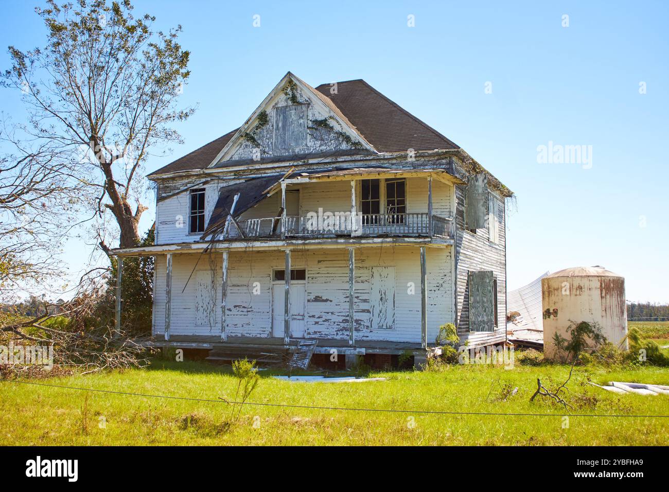 White abandonné maison de deux étages dans le sud de la Géorgie USA, endommagé par l'ouragan Helene! Banque D'Images