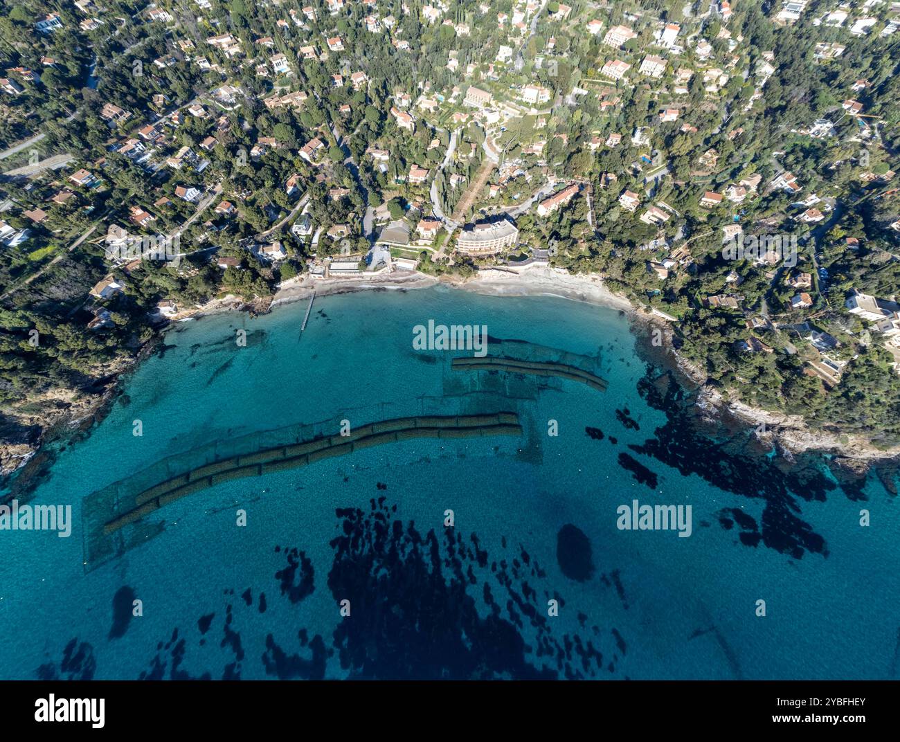 Photographie aérienne de la plage du Rayol, à Rayol-Canadel-sur-mer, Côte d'Azur, Provence, France, Europe. Banque D'Images