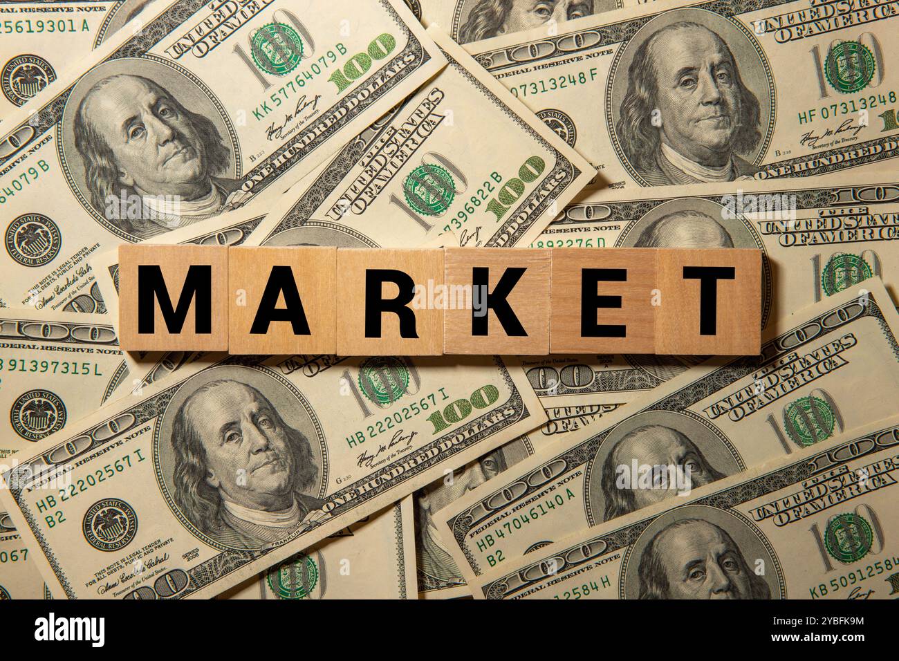 maquette de menu vide pour la promotion marketing textuelle. Maquette cadre de menu debout sur une table en bois dans l'espace du restaurant pour le texte. Banque D'Images maquette de menu vide pour la promotion marketing textuelle. Maquette cadre de menu debout sur une table en bois dans l'espace du restaurant pour le texte. Banque D'Images