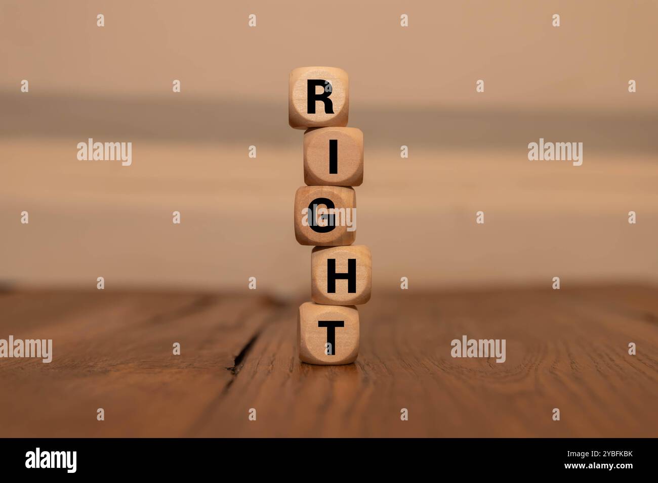 Symbole des droits éthiques ou légaux. Tourné un cube en bois et change les mots droits éthiques en droits légaux sur un beau fond rose, table grise. Busi Banque D'Images