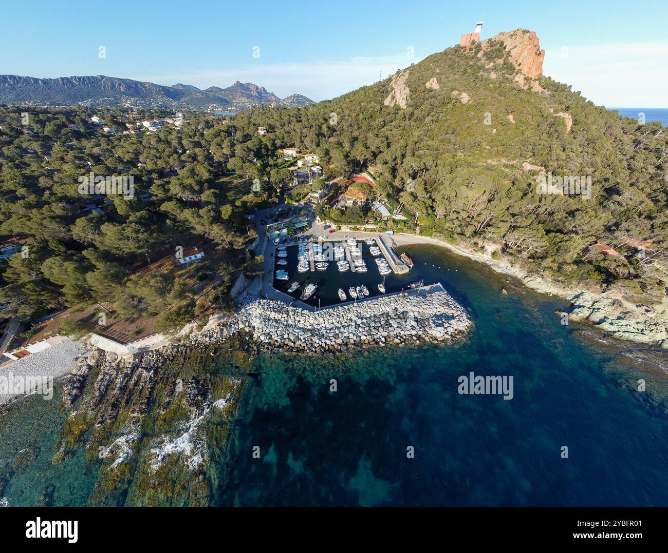 Photographie aérienne de Poussaï Marina, au Dramont, au pied de la colline du Cap Roux, dans le massif de l'Estérel, en Provence, Riveira française, en Europe. Banque D'Images
