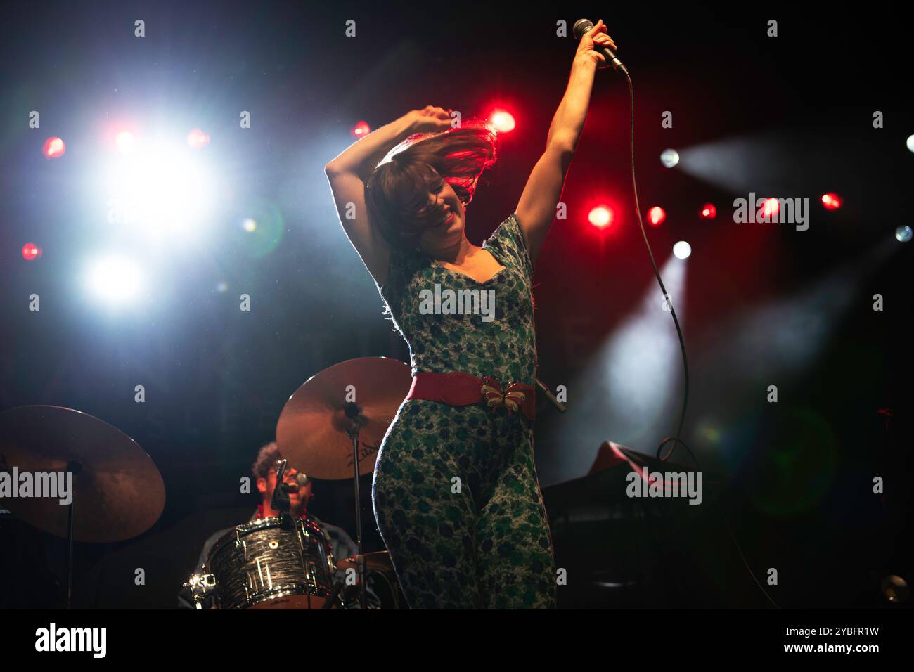 Le groupe de folk rock britannique Skinny Lister se produit en concert au Coliumbiahalle de Berlin Banque D'Images