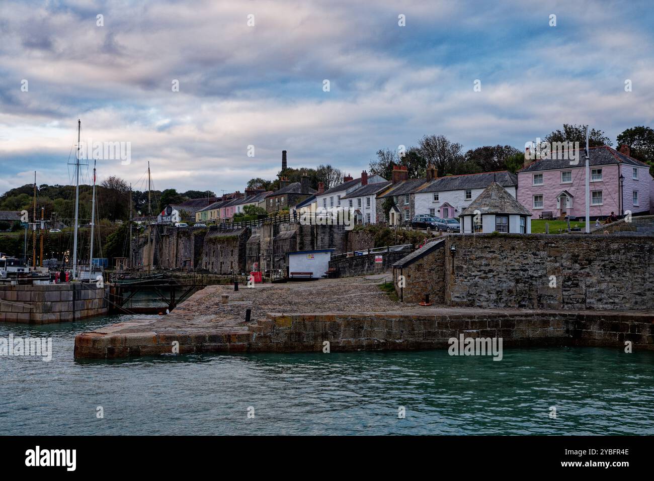 Le charmant village côtier de Charlestown s'accroche au port alors que la soirée se glisse dans la baie de St Austell, Cornouailles, Angleterre. Banque D'Images