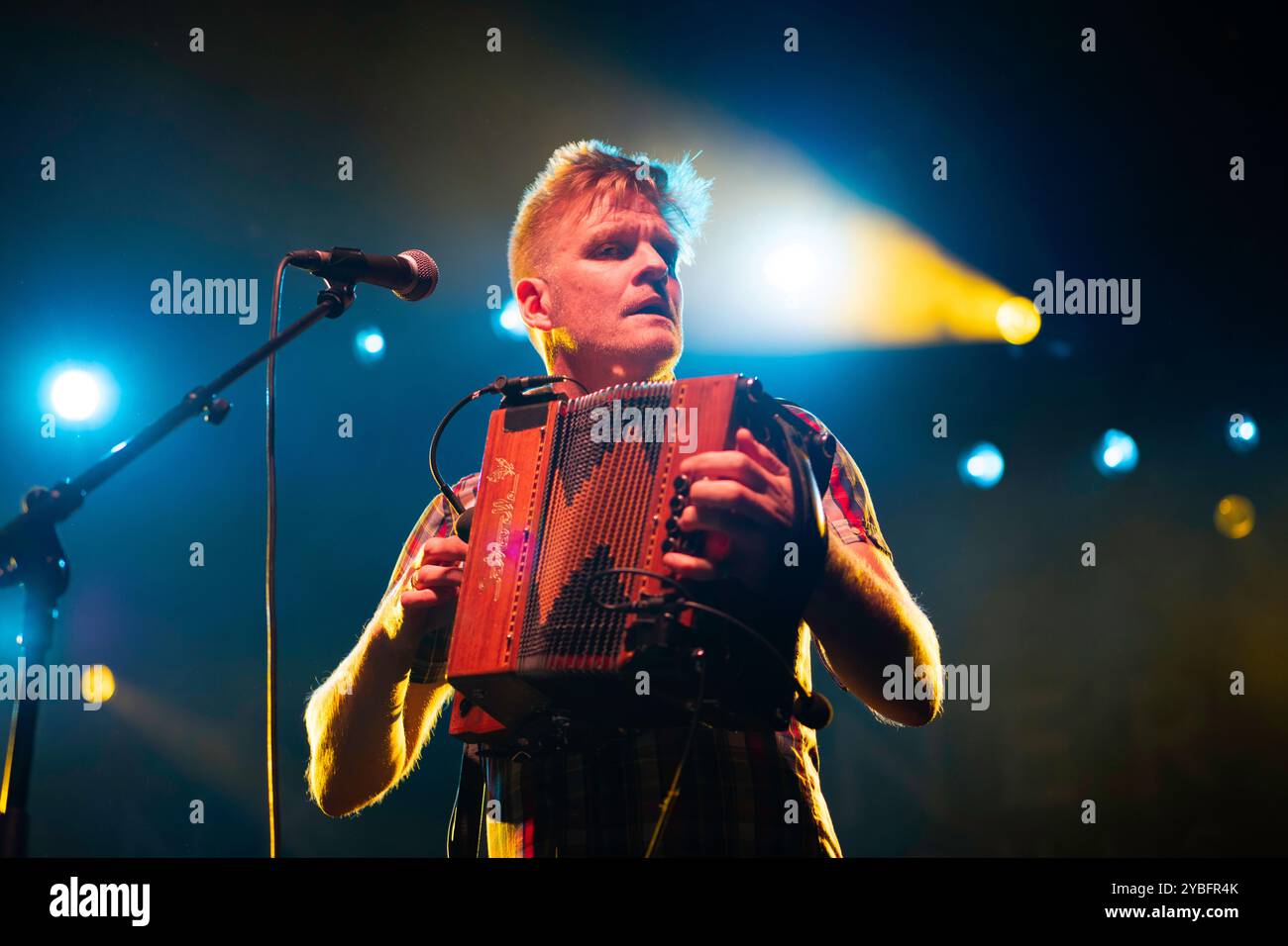 Le groupe de folk rock britannique Skinny Lister se produit en concert au Coliumbiahalle de Berlin Banque D'Images
