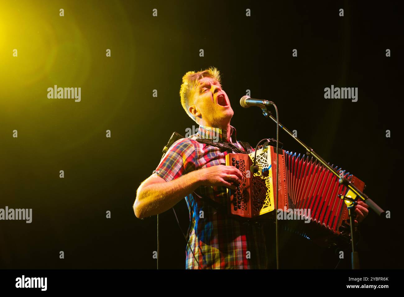 Le groupe de folk rock britannique Skinny Lister se produit en concert au Coliumbiahalle de Berlin Banque D'Images