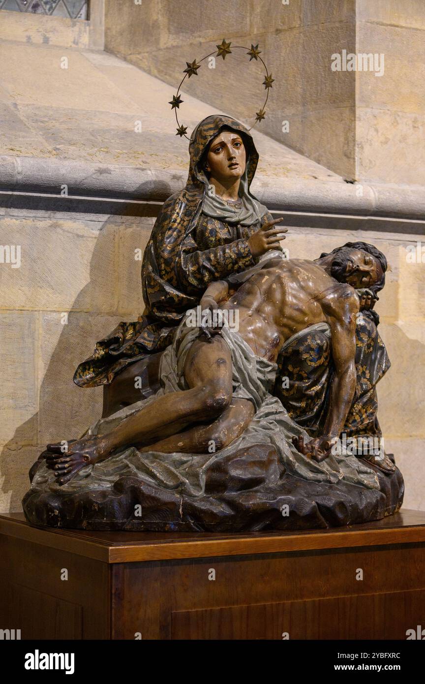 Le Pietà – la Vierge Marie berçant tendrement le corps sans vie de son fils Jésus. Cathédrale Sainte-Marie-majeure (Sé de Lisboa) à Lisbonne, Portugal. Banque D'Images