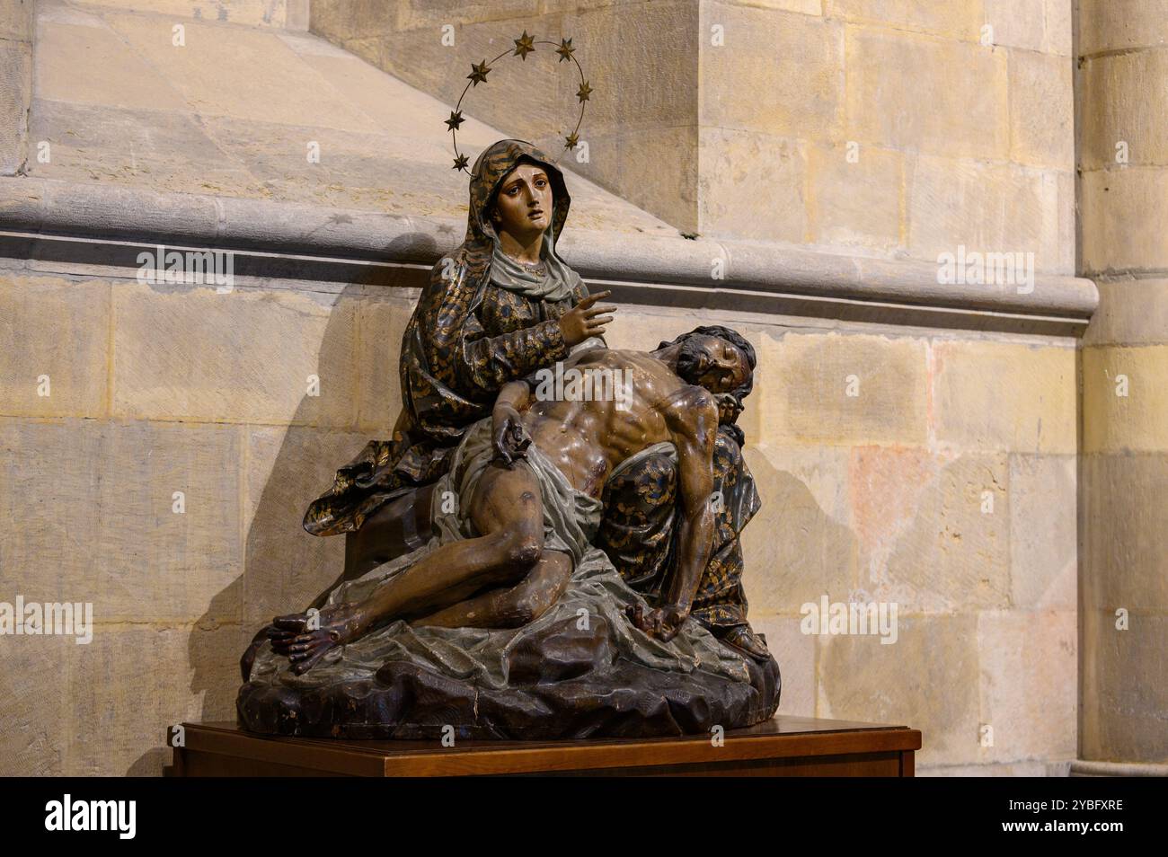 Le Pietà – la Vierge Marie berçant tendrement le corps sans vie de son fils Jésus. Cathédrale Sainte-Marie-majeure (Sé de Lisboa) à Lisbonne, Portugal. Banque D'Images