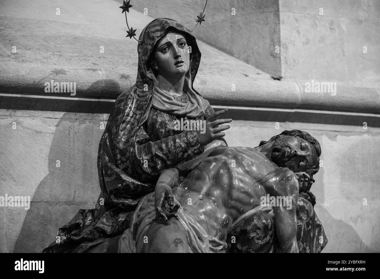 Le Pietà – la Vierge Marie berçant tendrement le corps sans vie de son fils Jésus. Cathédrale Sainte-Marie-majeure (Sé de Lisboa) à Lisbonne, Portugal. Banque D'Images