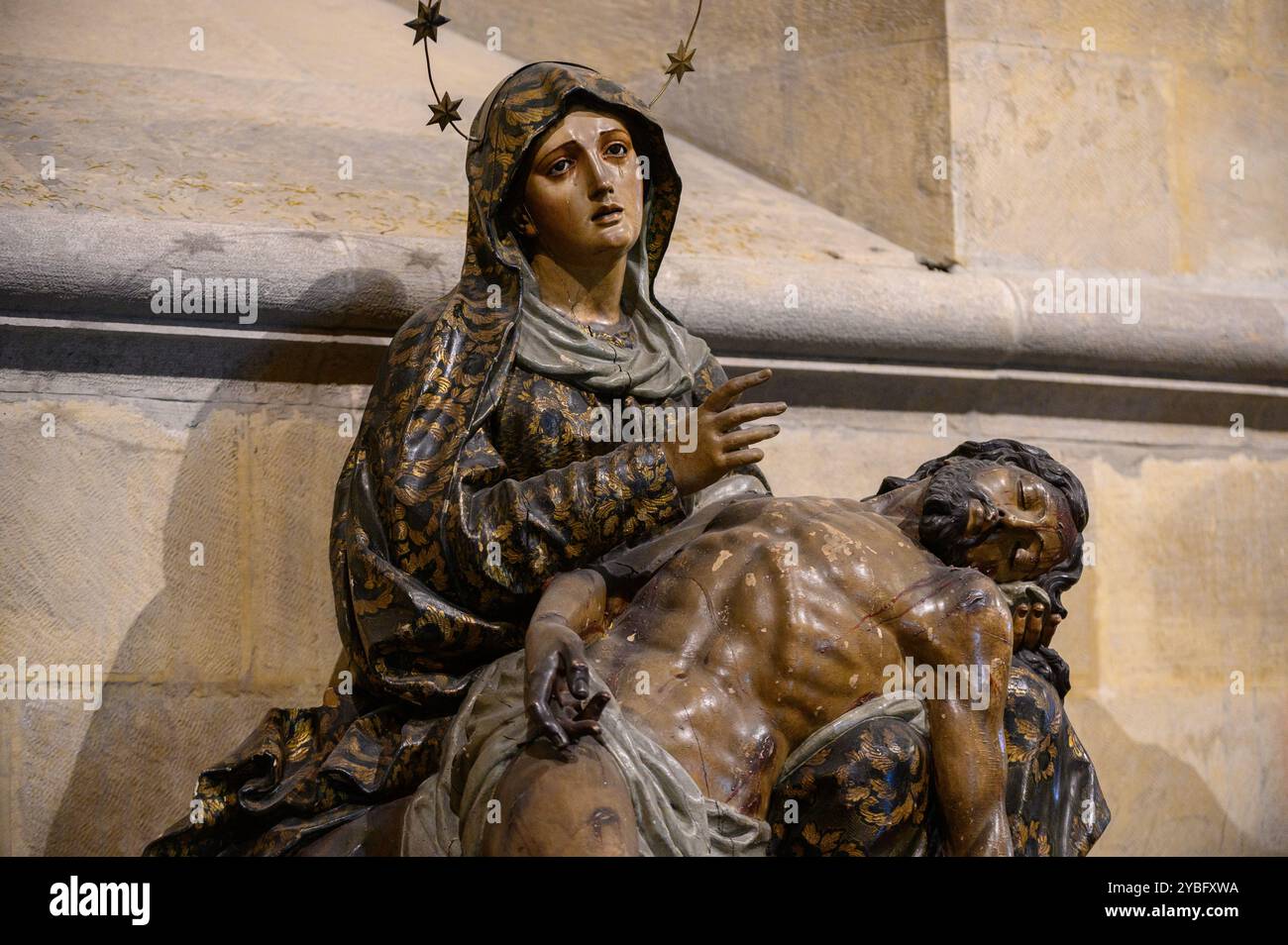 Le Pietà – la Vierge Marie berçant tendrement le corps sans vie de son fils Jésus. Cathédrale Sainte-Marie-majeure (Sé de Lisboa) à Lisbonne, Portugal. Banque D'Images