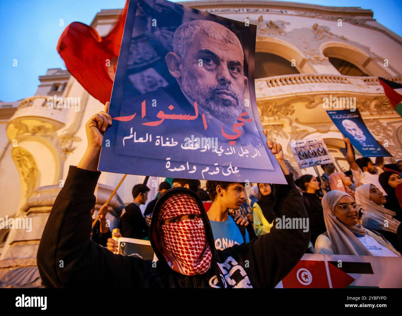 Tunis, Tunisie. 18 octobre 2024. Une manifestation a lieu devant le théâtre municipal de Tunis contre le récent assassinat par Israël du dirigeant du Hamas Sinwar. Les manifestants détenaient des images d'Inwar et renonçaient aux drapeaux palestiniens et autres symboles de la résistance palestinienne. Sinwar, leader du Hamas, a été tué jeudi par des soldats israéliens à Rafah, dans le sud de la bande de Gaza. (Crédit image : © Hasan mrad/IMAGESLIVE via ZUMA Press Wire) USAGE ÉDITORIAL SEULEMENT! Non destiné à UN USAGE commercial ! Banque D'Images