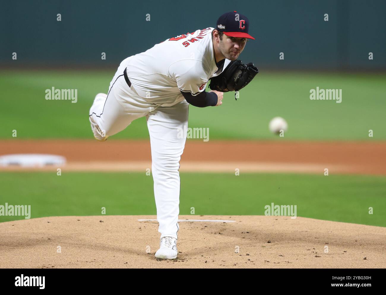 Cleveland, États-Unis. 18 octobre 2024. Le lanceur débutant des Cleveland Guardians, Gavin Williams, affronte les Yankees de New York dans la première manche du quatrième match de la MLB ALCS au progressive Field à Cleveland, Ohio, le vendredi 18 octobre 2024. Photo de Aaron Josefczyk/UPI crédit : UPI/Alamy Live News Banque D'Images