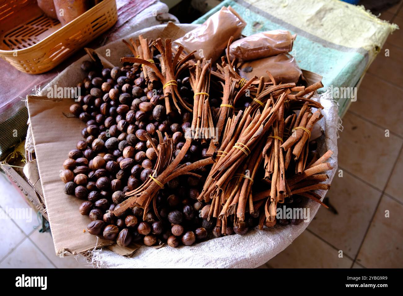 Indonésie Manado - Régence de Minahasa - marché traditionnel Tomohon - noix de muscade et cannelle Banque D'Images