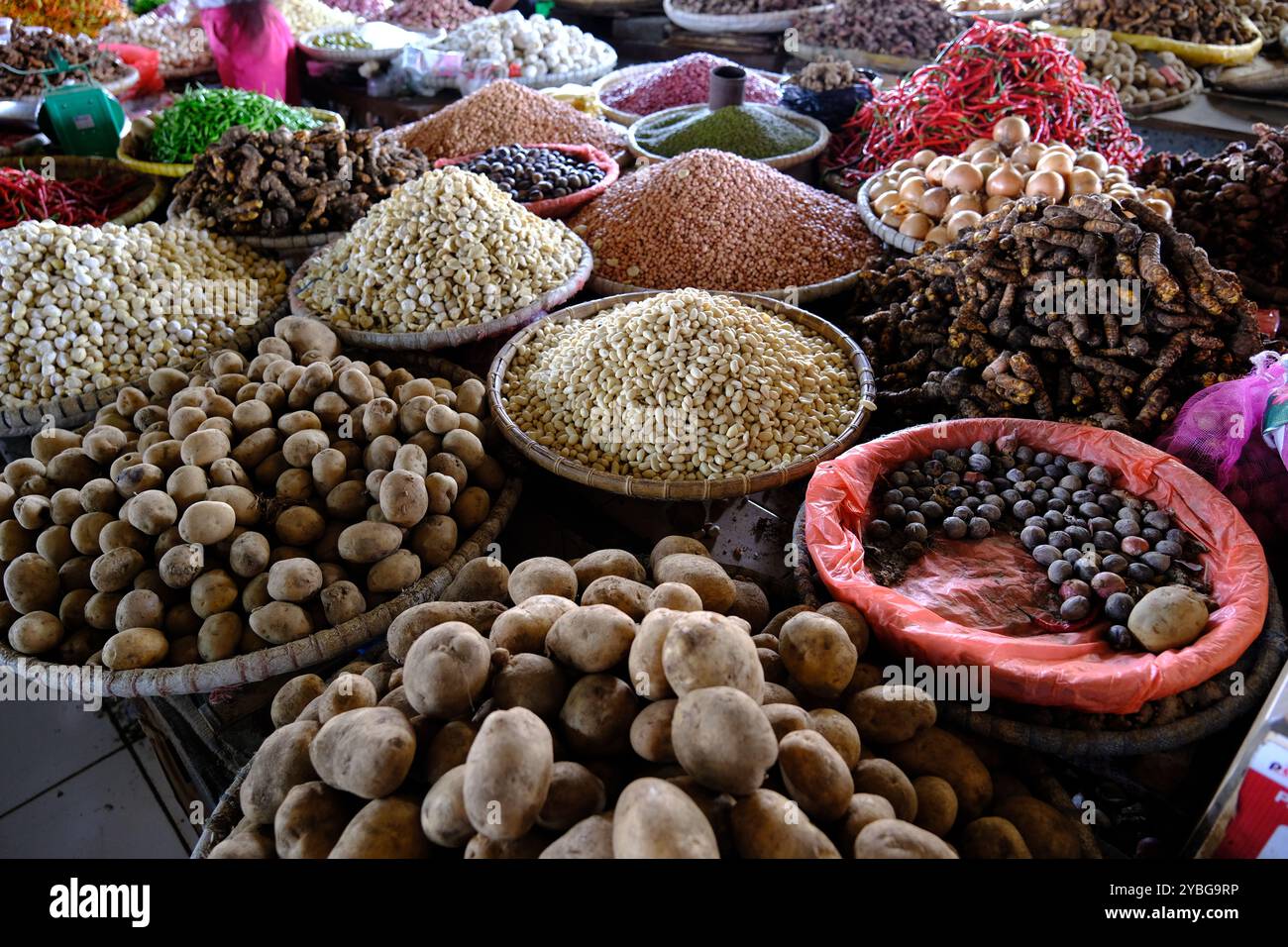 Indonésie Manado - Régence de Minahasa - marché traditionnel Tomohon - variation d'épices et de légumes Banque D'Images