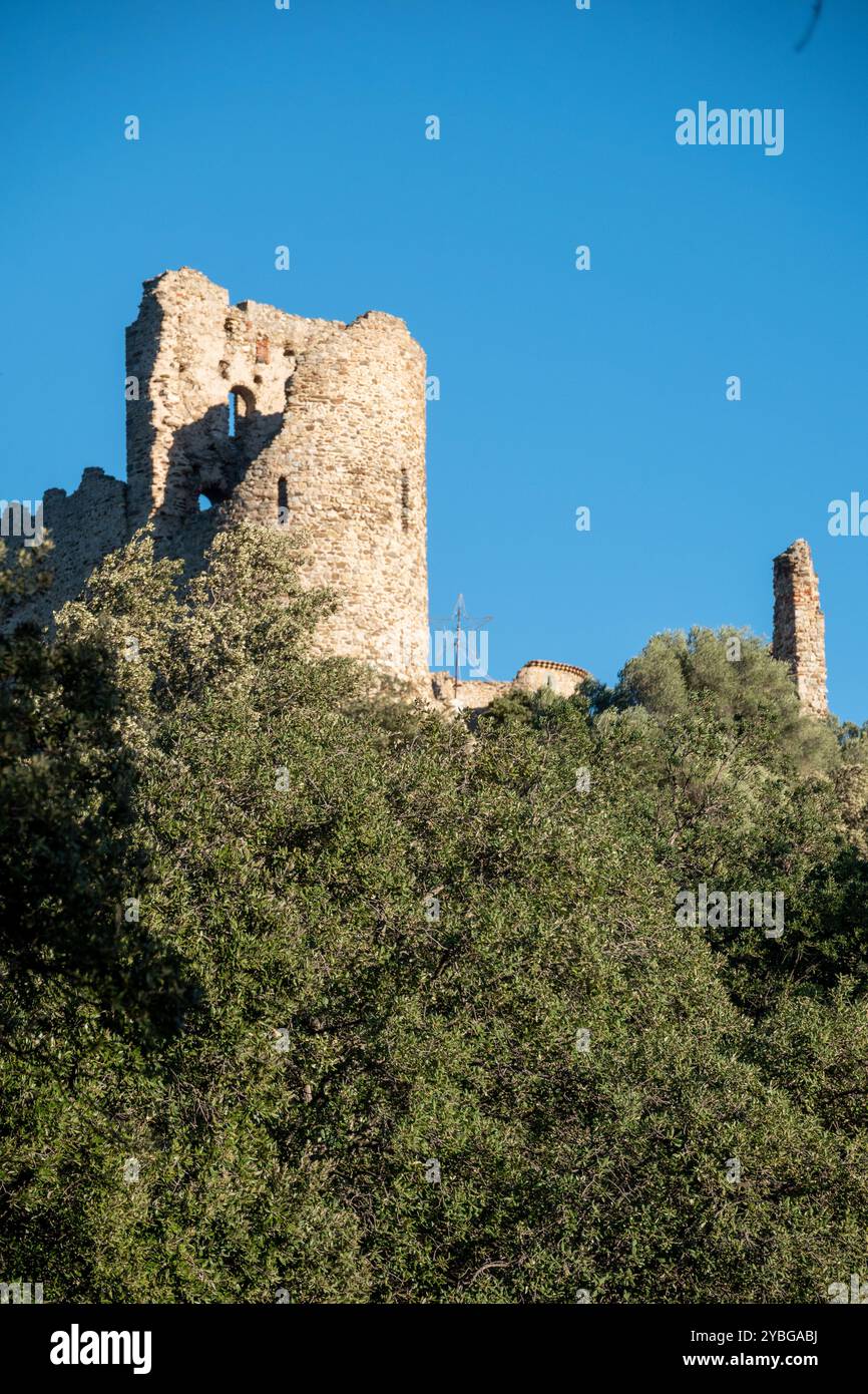 Le château en ruines de Grimaud. A Grimaud, dans le Var, en France, en Europe, en Provence. Banque D'Images