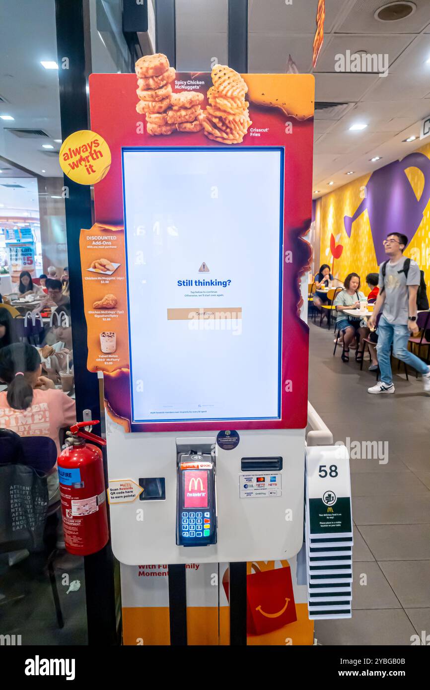 'Toujours en train de penser ? Continuer' texte à l'écran, carte de crédit / carte de débit terminal pour le paiement, McDonald's Tiong Bahru Singapour Banque D'Images