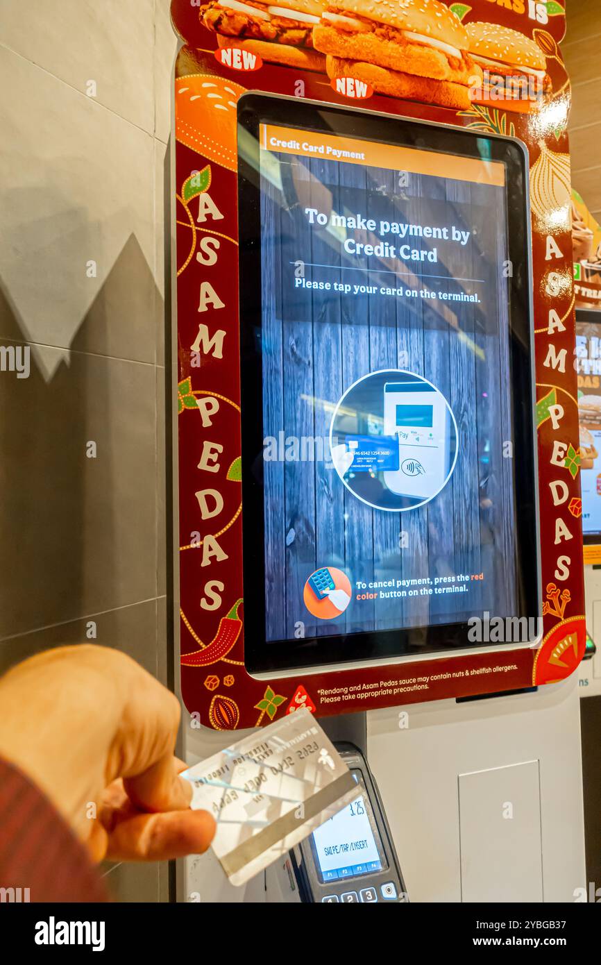 Terminal de carte de crédit / carte de débit pour le paiement, à Burger King, Tiong Bahru Singapour - 'pour effectuer un paiement par carte de crédit tapez votre carte sur le terminal' Banque D'Images