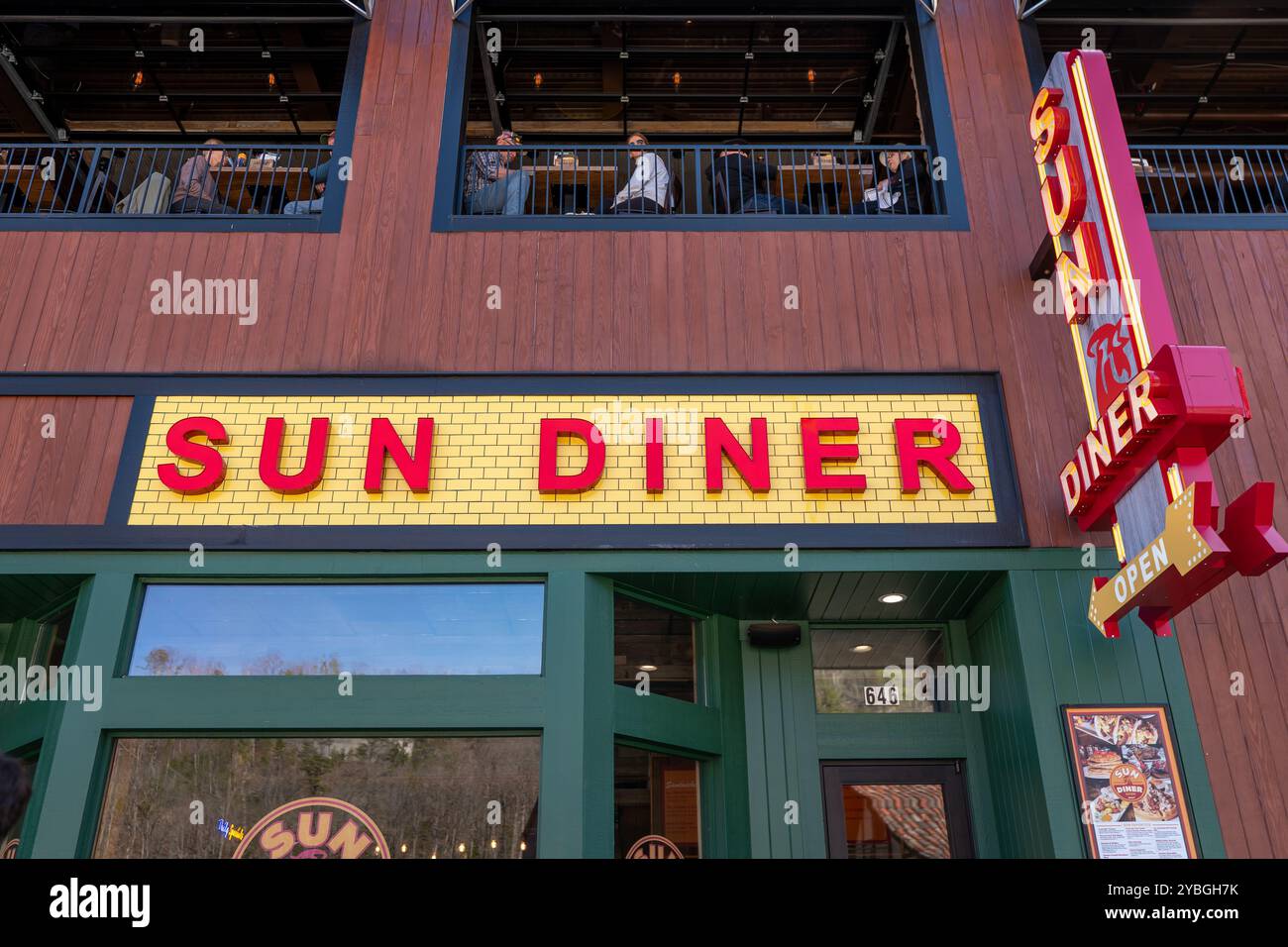 GATLINBURG, TN - 12 mars 2024 : panneaux Sun Diner et entrée principale de l'établissement de restauration populaire qui célèbre les artistes de Sun Records Banque D'Images