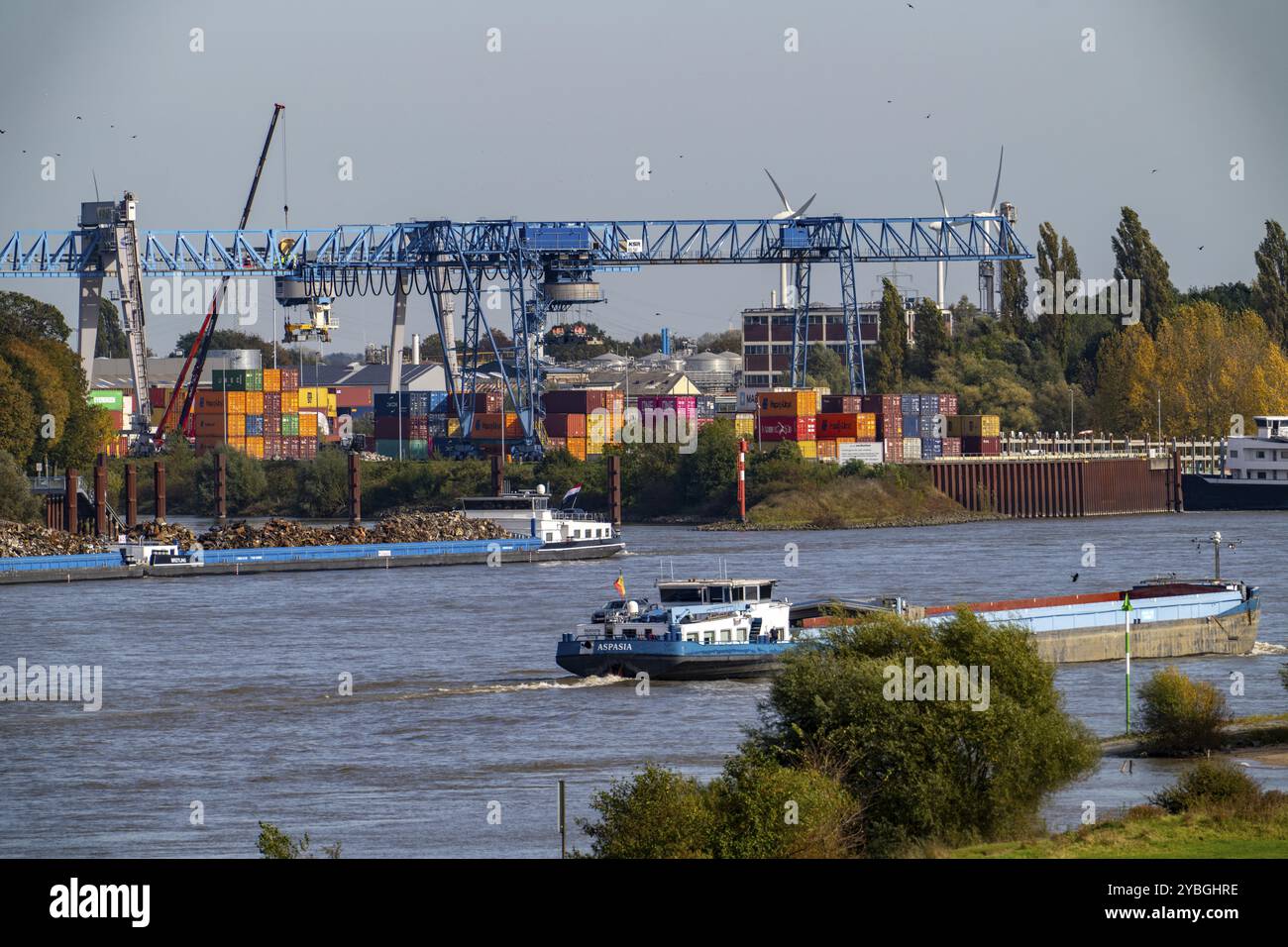 Navires de charge sur le Rhin près d'Emmerich, terminal à conteneurs Contargo Rhine-Waal-Lippe, Bas-Rhin, Rhénanie du Nord-Westphalie, Allemagne, Europe Banque D'Images