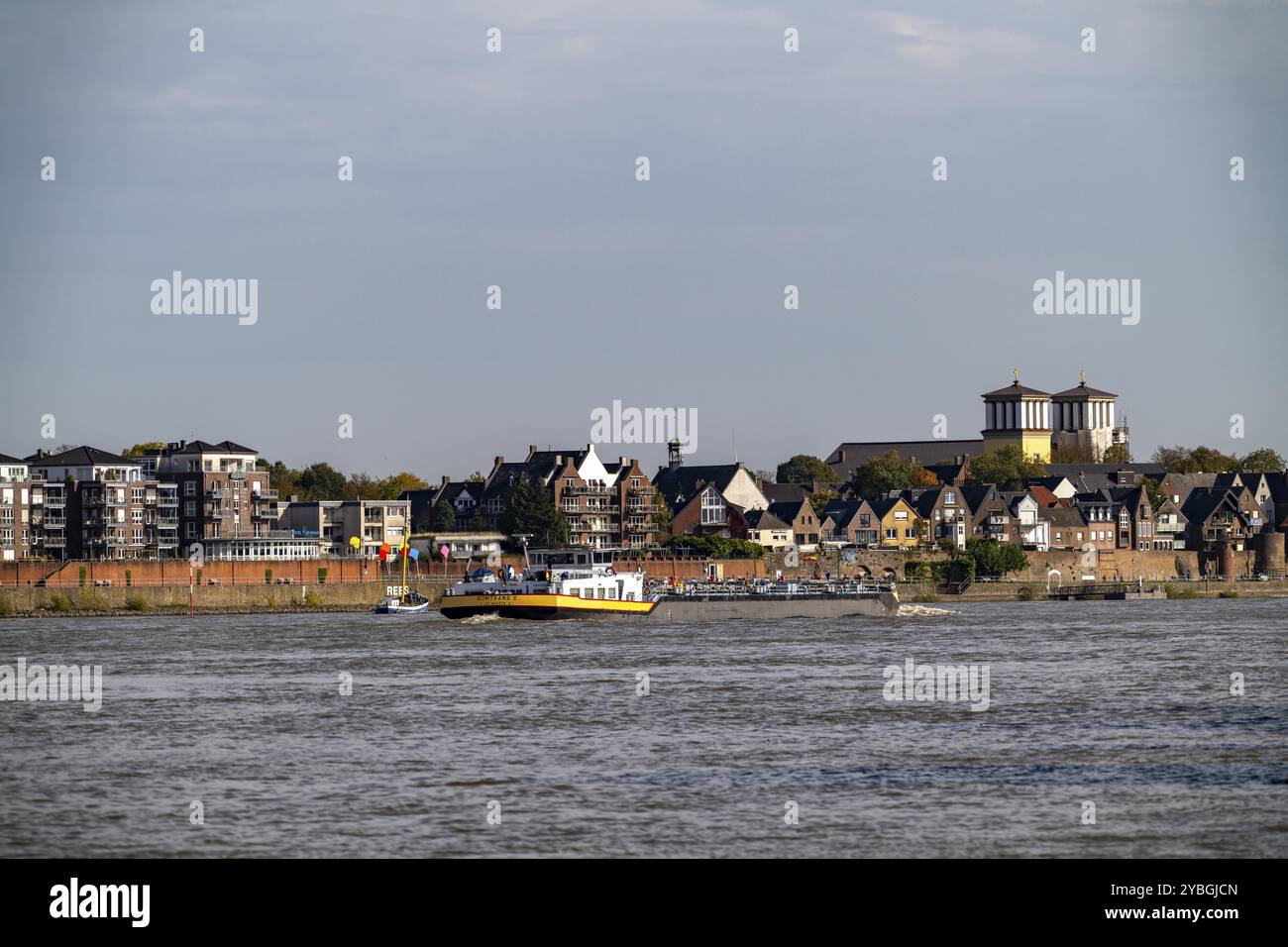 Cargos sur le Rhin près de Rees, église de l'Assomption de la Vierge Marie Rhénanie du Nord-Westphalie, Allemagne, Europe Banque D'Images