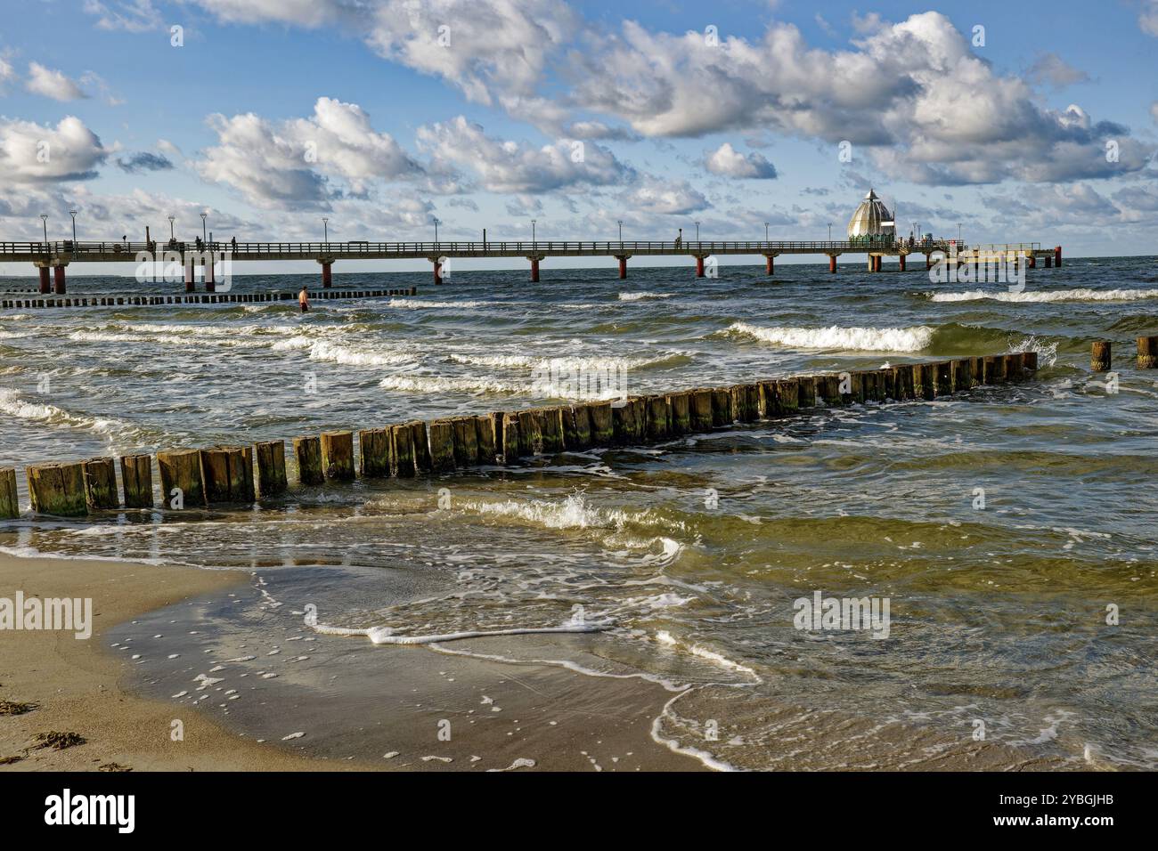 Gondole de plongée à la jetée de Zingst, ambiance nuageuse et hautes vagues, Zingst, péninsule de Fischland-Darss-Zingst, Mecklembourg-Poméranie occidentale, Allemagne, Europ Banque D'Images