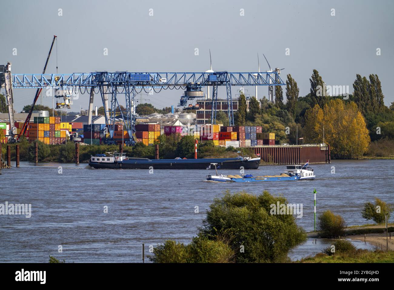 Navires de charge sur le Rhin près d'Emmerich, terminal à conteneurs Contargo Rhine-Waal-Lippe, Bas-Rhin, Rhénanie du Nord-Westphalie, Allemagne, Europe Banque D'Images
