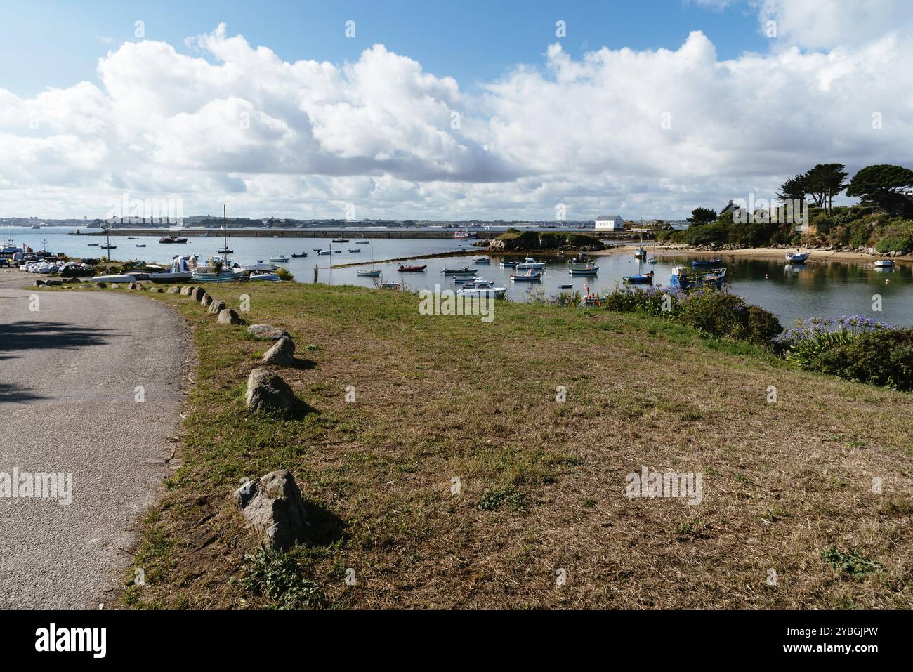 Île de Batz, France, 31 juillet 2018 : vue panoramique sur le port une journée ensoleillée d'été, l'Europe Banque D'Images