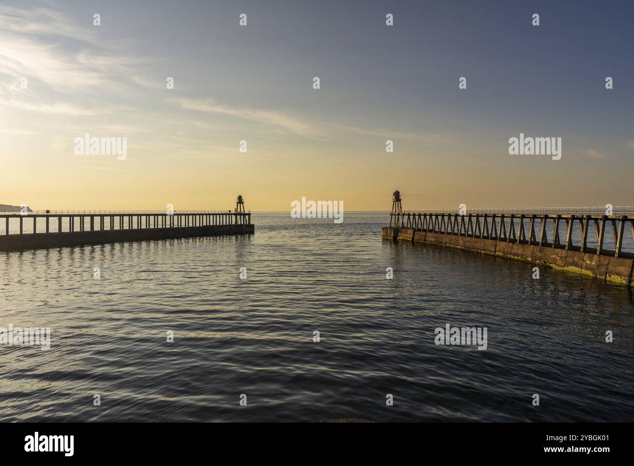 Golden Hour à West and East Pier à Whitby, North Yorkshire, Angleterre, Royaume-Uni Banque D'Images