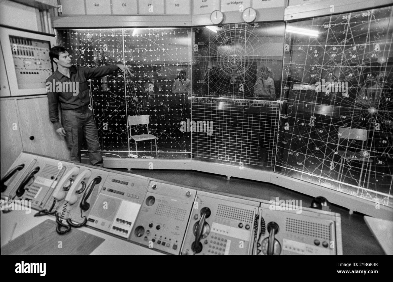 Allemagne, Osterne, 12.11.1991, journée portes ouvertes dans un ancien site de missiles de la NVA, (maintenant Bundeswehr), panneau de commande et écran d'un affichage radar, Europe Banque D'Images