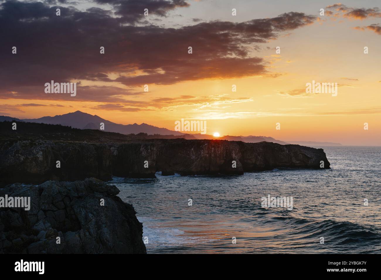 Falaises à Bufones de pria dans la mer Cantabrique. Vue au coucher du soleil. Asturies, Espagne, Europe Banque D'Images