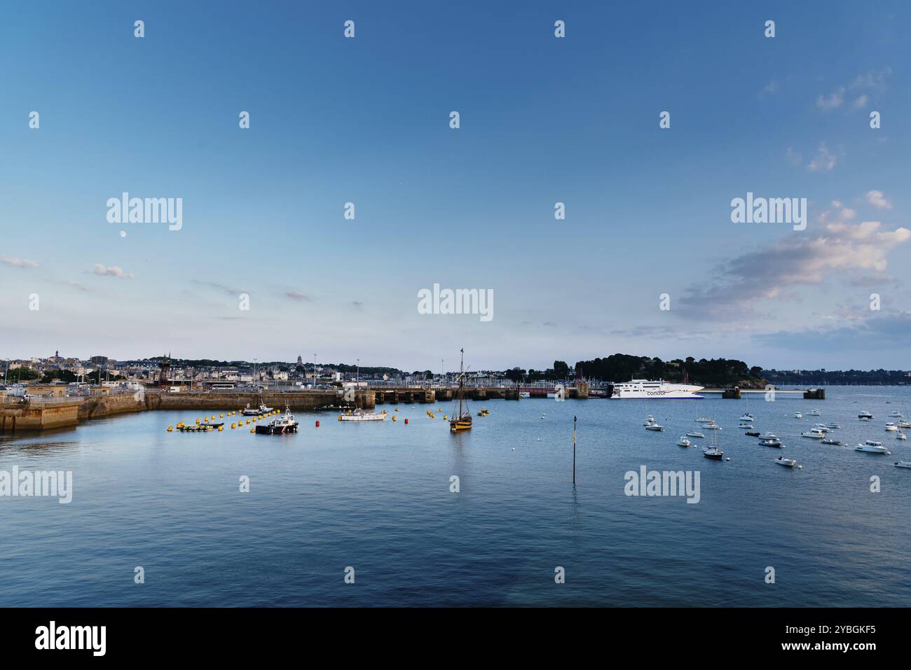 Saint-Malo, France, 24 juillet 2018 : vue en hauteur sur le port de Saint-Malo depuis les remparts au coucher du soleil. Bretagne, France, Europe Banque D'Images