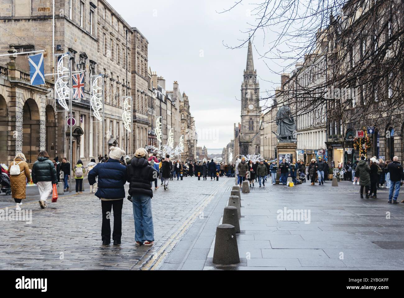 Édimbourg, Royaume-Uni, 3 décembre 2023 : Royal Mile pendant la période de Noël Banque D'Images