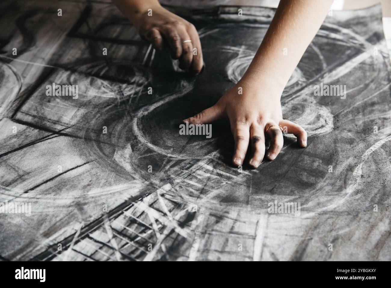 Jeune femme peintre peinture avec fusain sur papier Banque D'Images