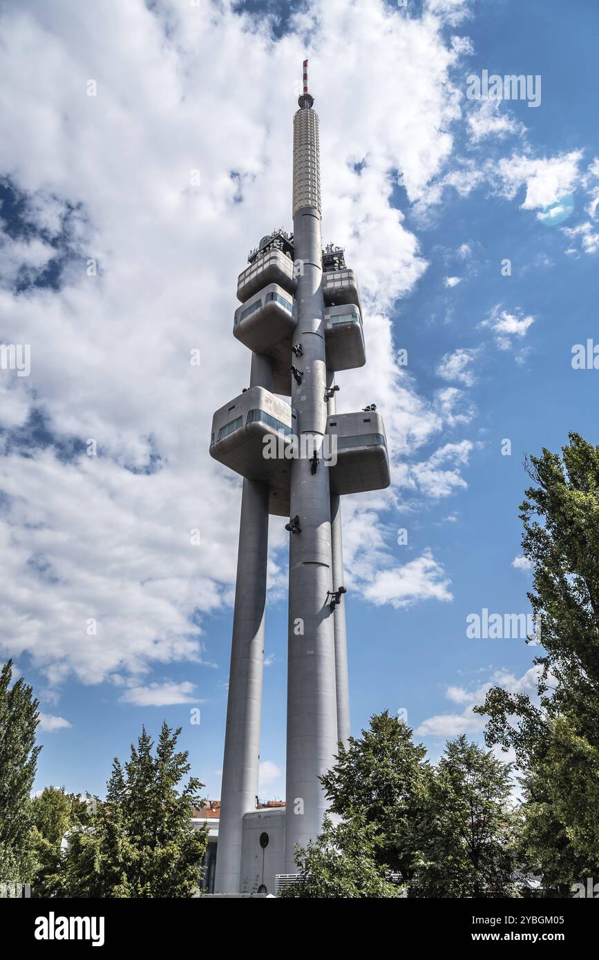 Prague, République tchèque, 21 août 2017 : Tour de télévision Zizkov à Prague. C'est une tour d'émission et un exemple d'architecture high-tech. Faible Banque D'Images