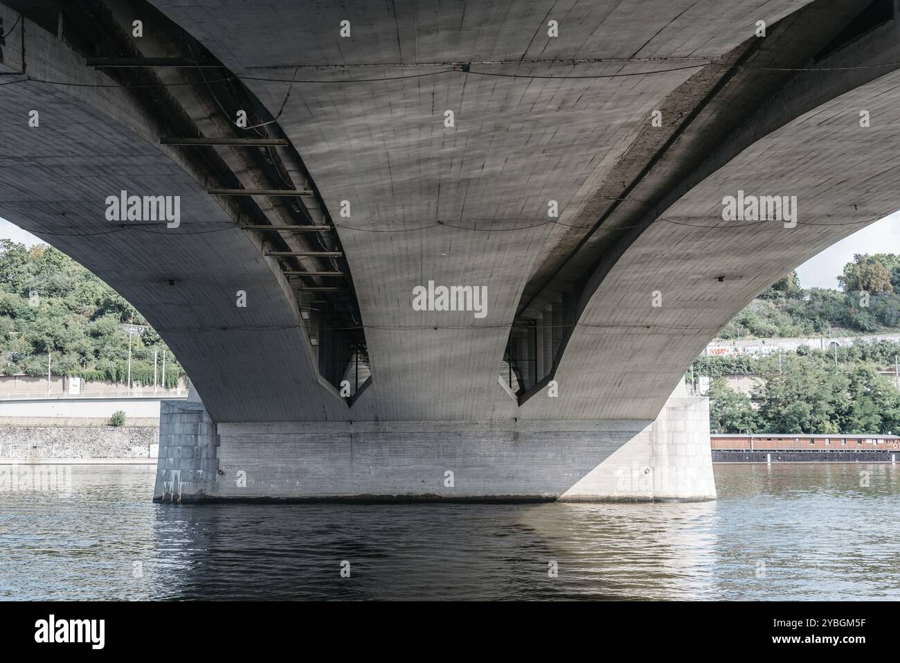 Voir sous le pont sur la rivière. Transports - papier peint. La perspective. Symétrie Banque D'Images