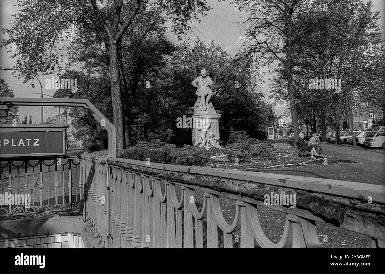 Allemagne, Berlin, 14 octobre 1991, Senefelderplatz, avec monument à Alois Senefeld, inventeur de la lithographie, Schoenhauser Allee, station de métro, Banque D'Images