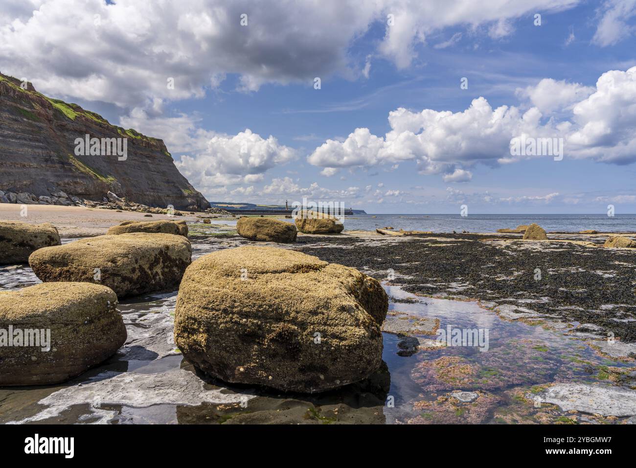 Vue depuis la côte de la mer du Nord à East Cliff vers les phares de Whitby, North Yorkshire, Angleterre, Royaume-Uni Banque D'Images