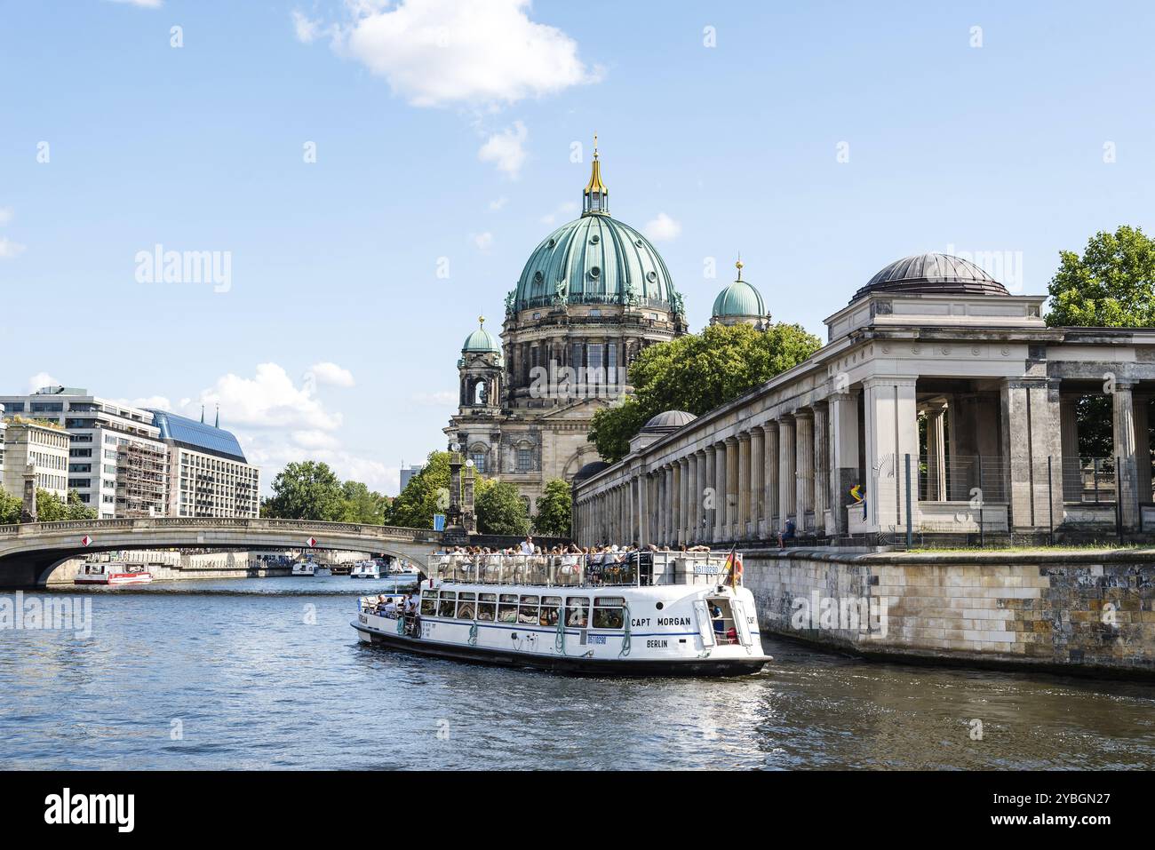 Berlin, Allemagne, 27 juillet 2019 : croisière en bateau sur la rivière Spree à l'Alte Nationalgalerie avec la cathédrale en arrière-plan, Europe Banque D'Images