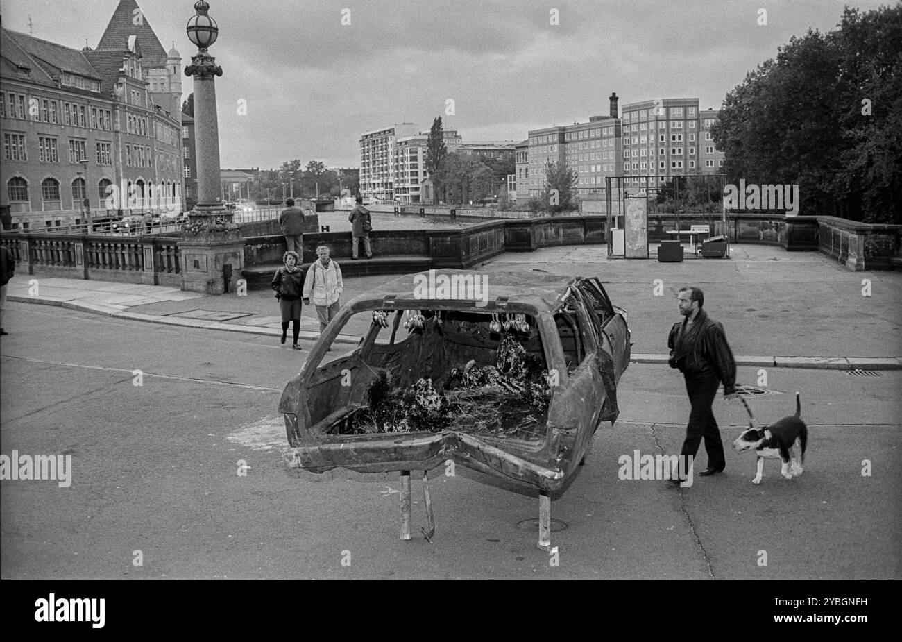 Allemagne, Berlin, 19 octobre 1991, Tacheles art action, sur le pont Monbijou, devant le Bodemuseum, ferraille, Europe Banque D'Images