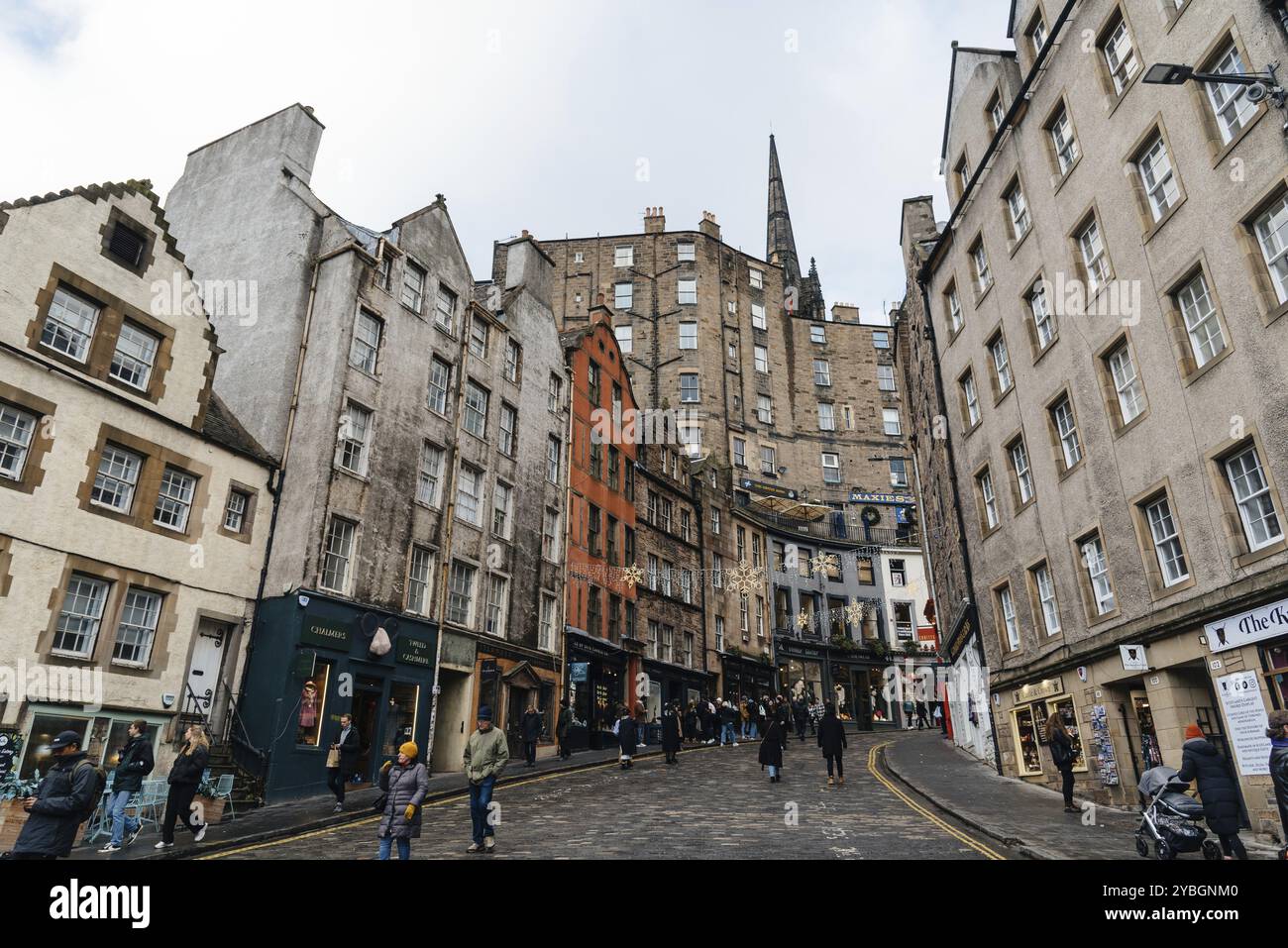 Édimbourg, Royaume-Uni, décembre 2023 : Victoria Street pendant la période de Noël Banque D'Images