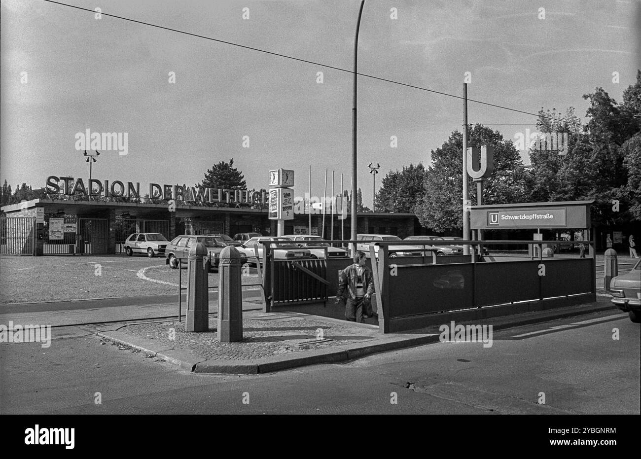 Allemagne, Berlin, 15 octobre 1991, station de métro Stadion der Weltjugend, (aujourd'hui Schwarzkopfstrasse), en arrière-plan Stadion der Weltjugend, UE Banque D'Images